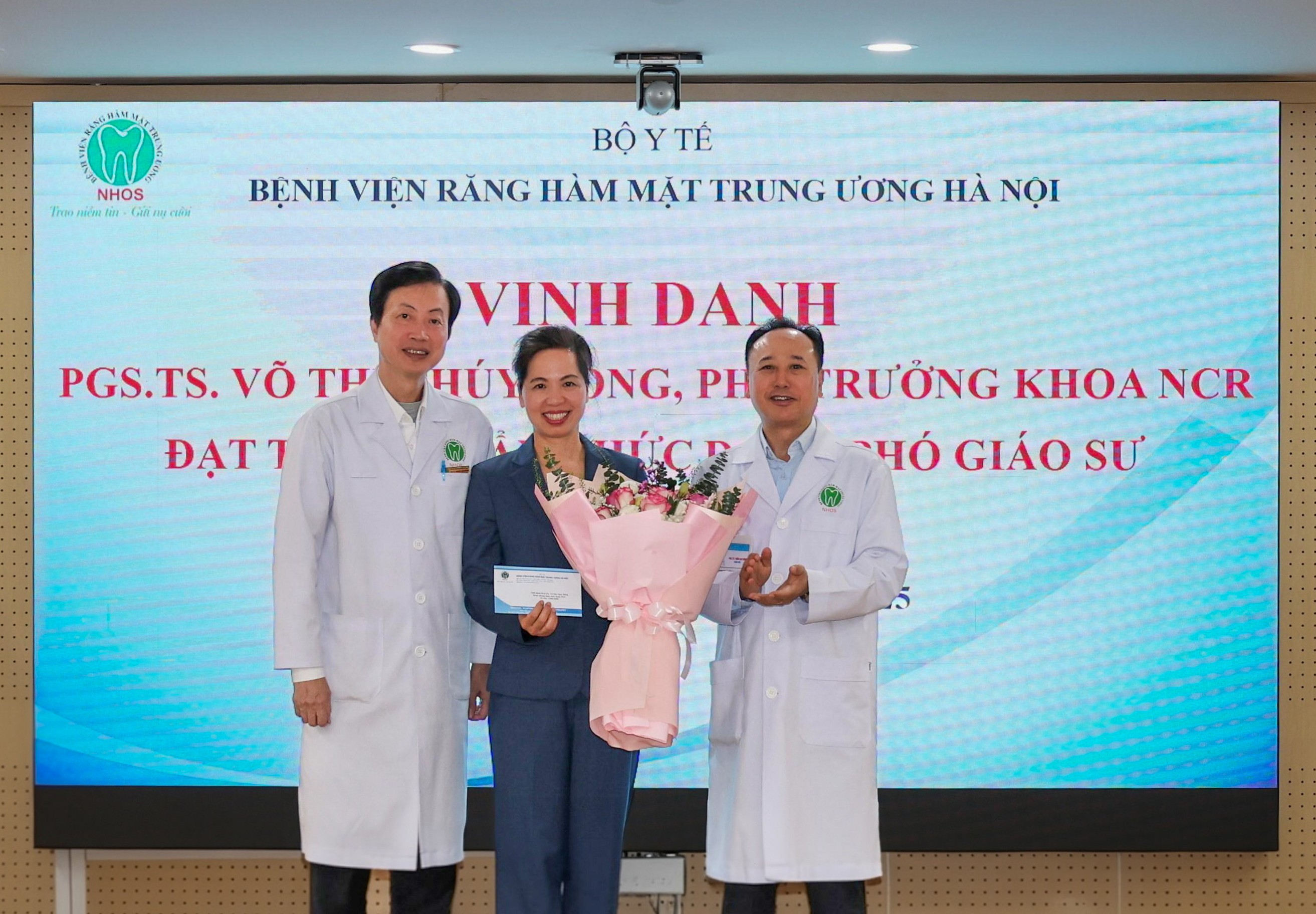 LỄ VINH DANH TS.BS VÕ THỊ THÚY HỒNG, PHÓ TRƯỞNG KHOA NẮN CHỈNH RĂNG ĐẠT TIÊU CHUẨN CHỨC DANH PHÓ GIÁO SƯ